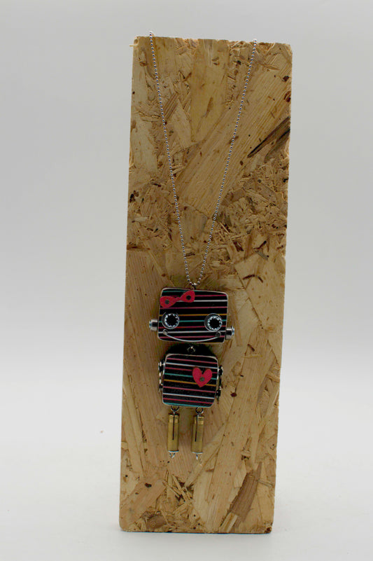 Ciondolo robot in legno nero con cuore rosso e accenti argento pendente fatto a mano su catena delicata
