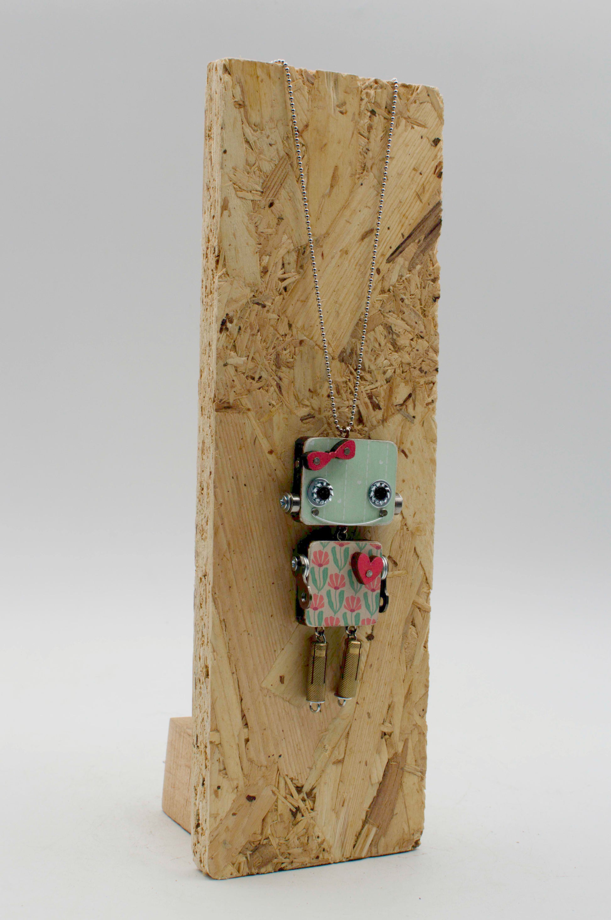 Ciondolo robot in legno tagliato a laser in verde menta con fiocco rosso occhi argento e catena delicata pendente