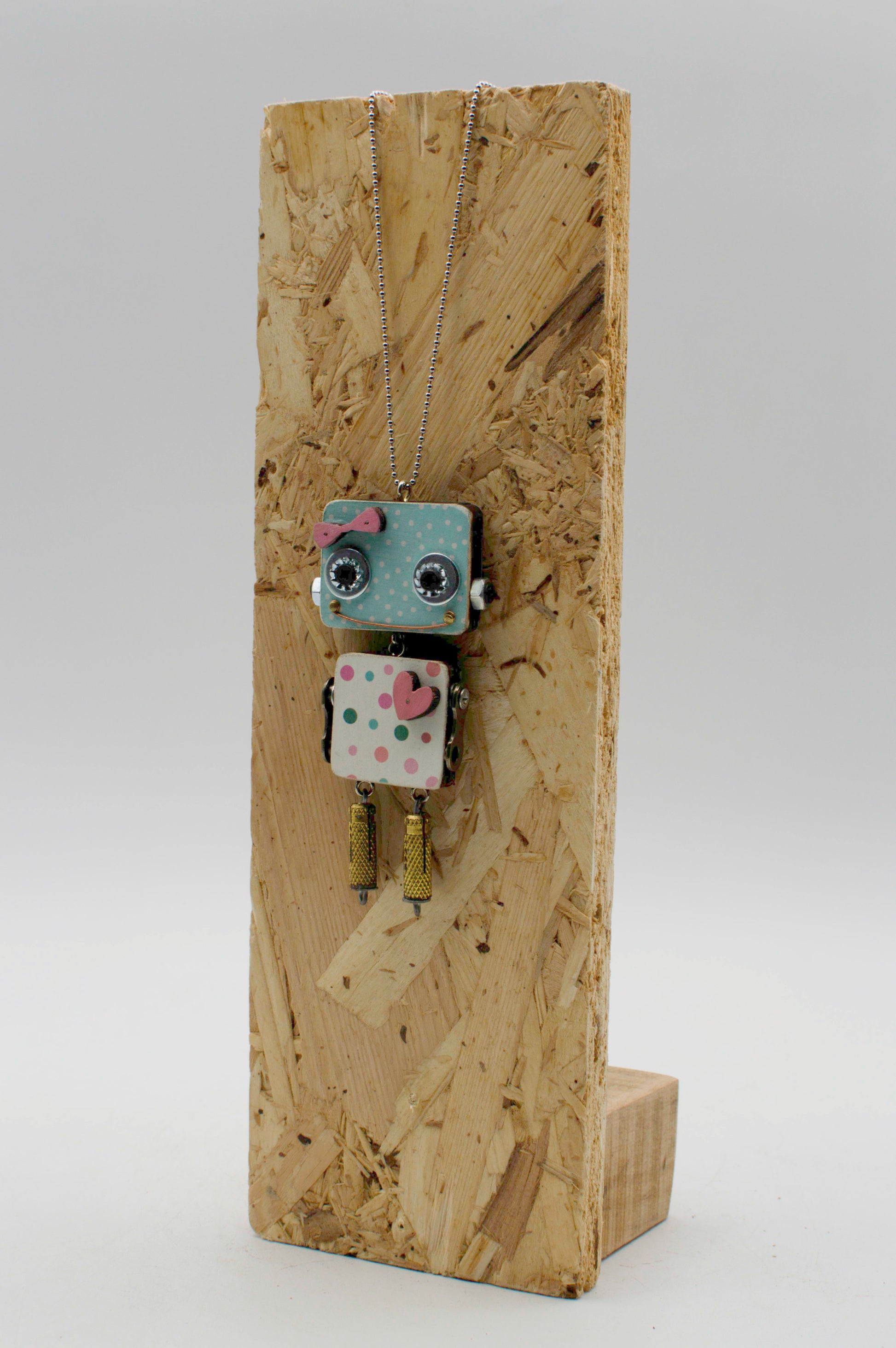 Ciondolo robot in legno tagliato a laser blu e bianco a pois con occhi neri cuore rosa e frange dorate fatto a mano