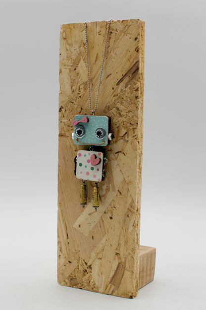 Ciondolo robot in legno tagliato a laser blu e bianco a pois con occhi neri cuore rosa e frange dorate fatto a mano