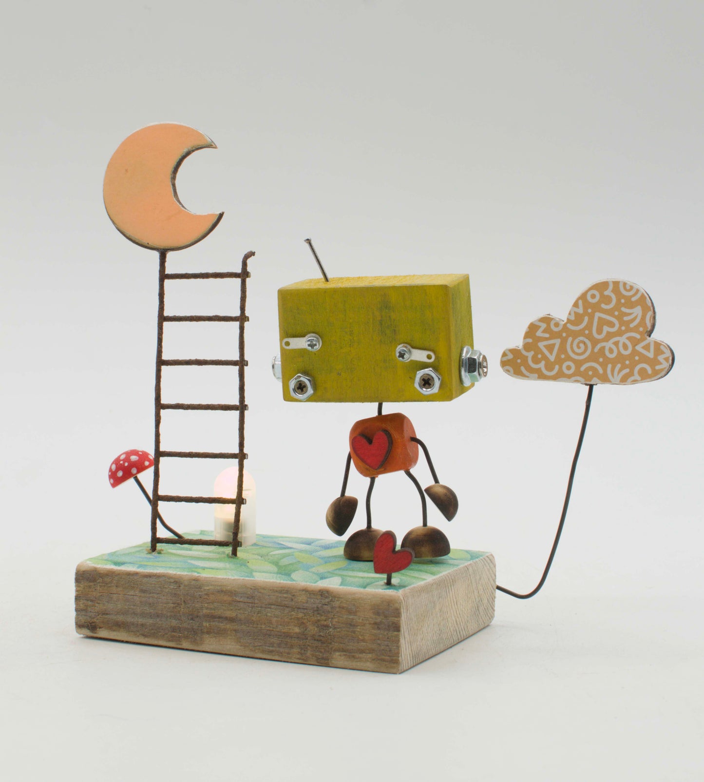 Diorama scultura luminosa stile robot fatto a mano con testa gialla torsino arancione a forma di cuore e base rustica