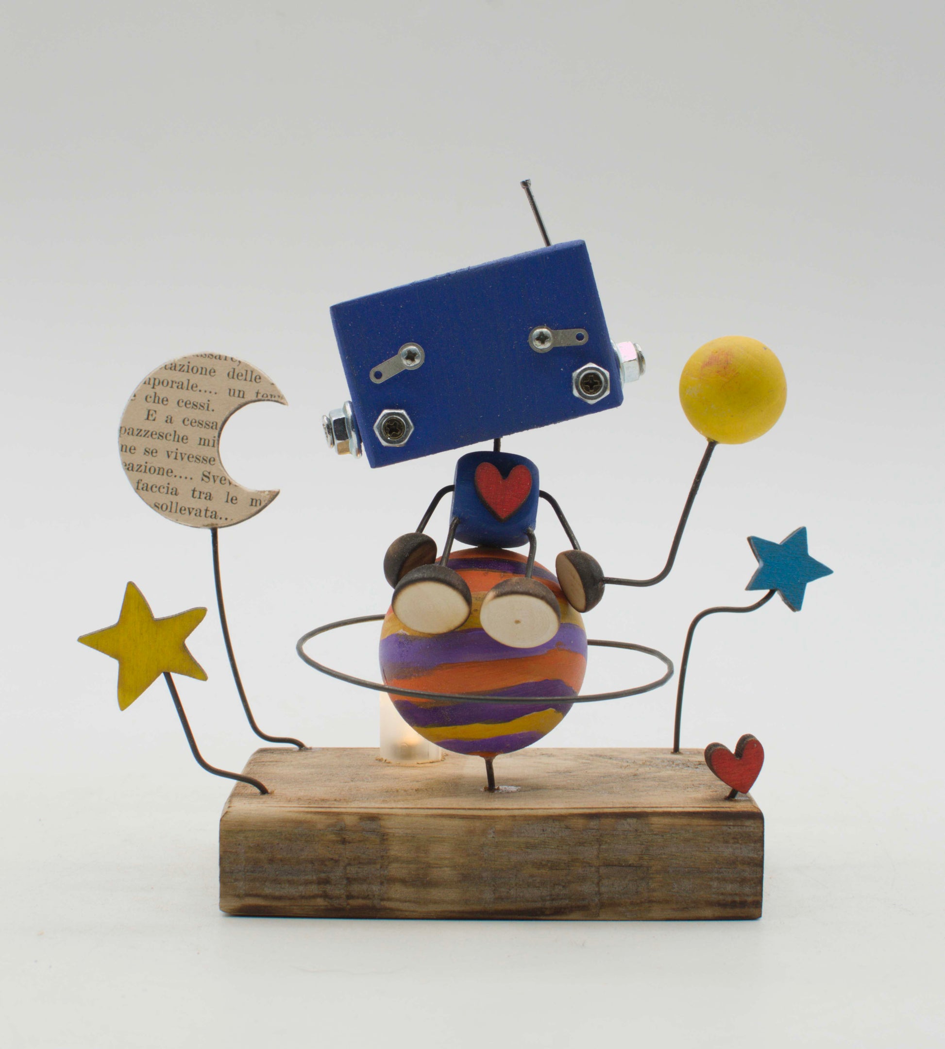 Diorama scultura luminosa stile robot fatto a mano con corpo sferico arancione e viola su base legno con stelle e cuori