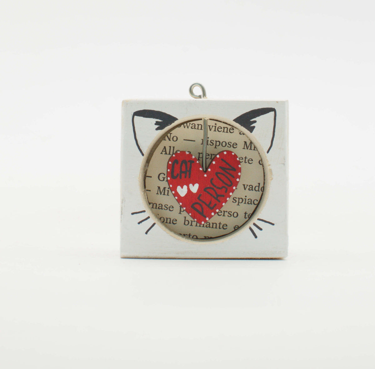 Bianco piccolo quadro artigianale in legno con orecchie di gatto nere e cuore rosso con testo cat person