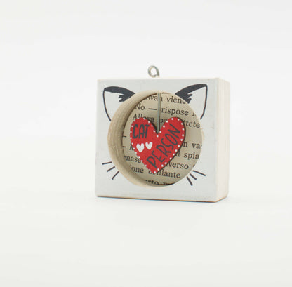 Bianco piccolo quadro artigianale in legno con orecchie da gatto nere e cuore rosso cat person da appendere