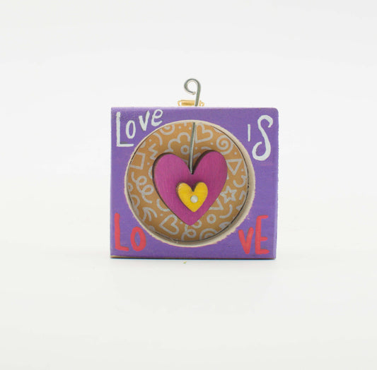 Quadrato lilla con cuore rosa e giallo su sfondo beige piccolo quadro artigianale legno da appendere love