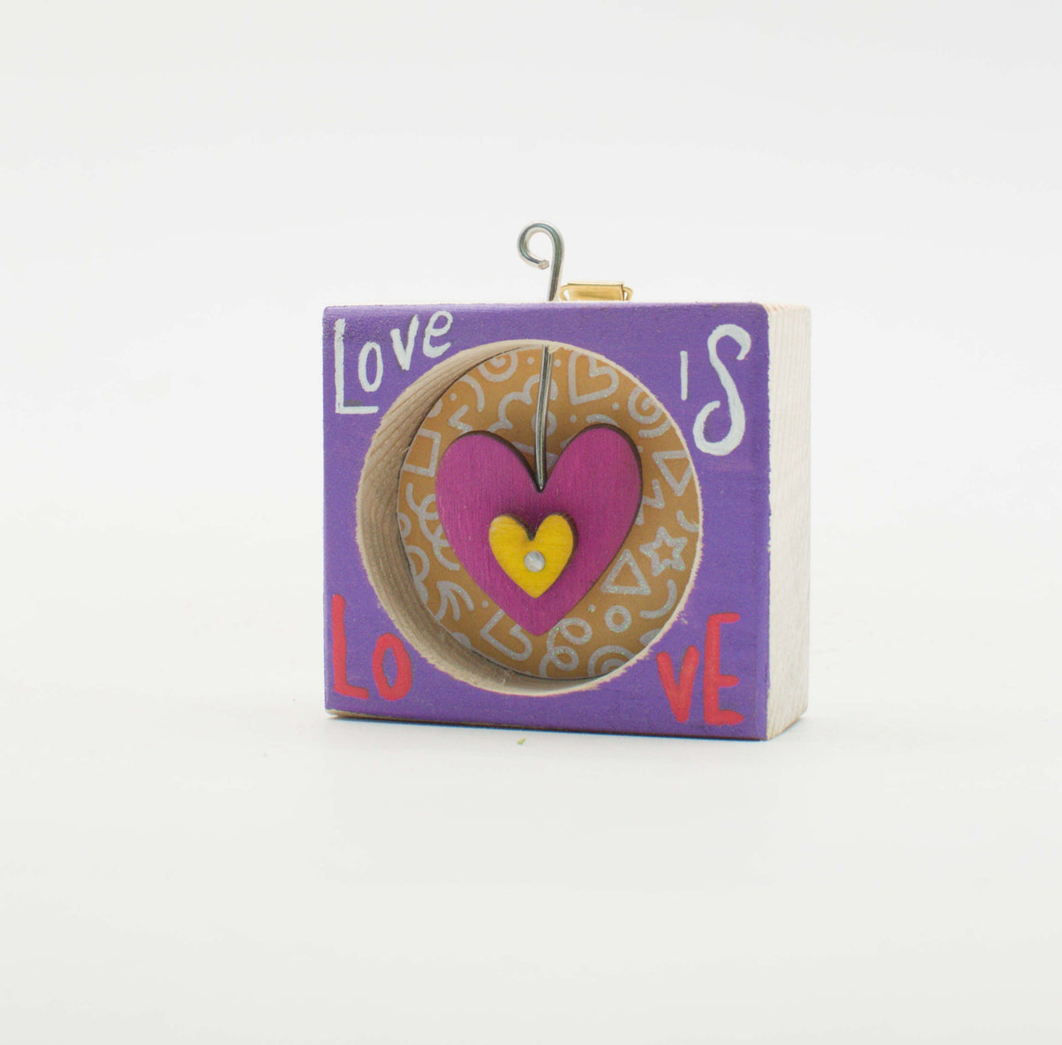 Quadro artigianale in legno viola con cuori rosa e gialli sovrapposti e scritta love per piccoli quadri artigianali