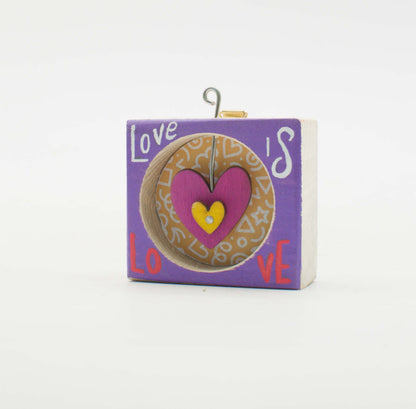 Quadro artigianale in legno viola con cuori rosa e gialli sovrapposti e scritta love per piccoli quadri artigianali