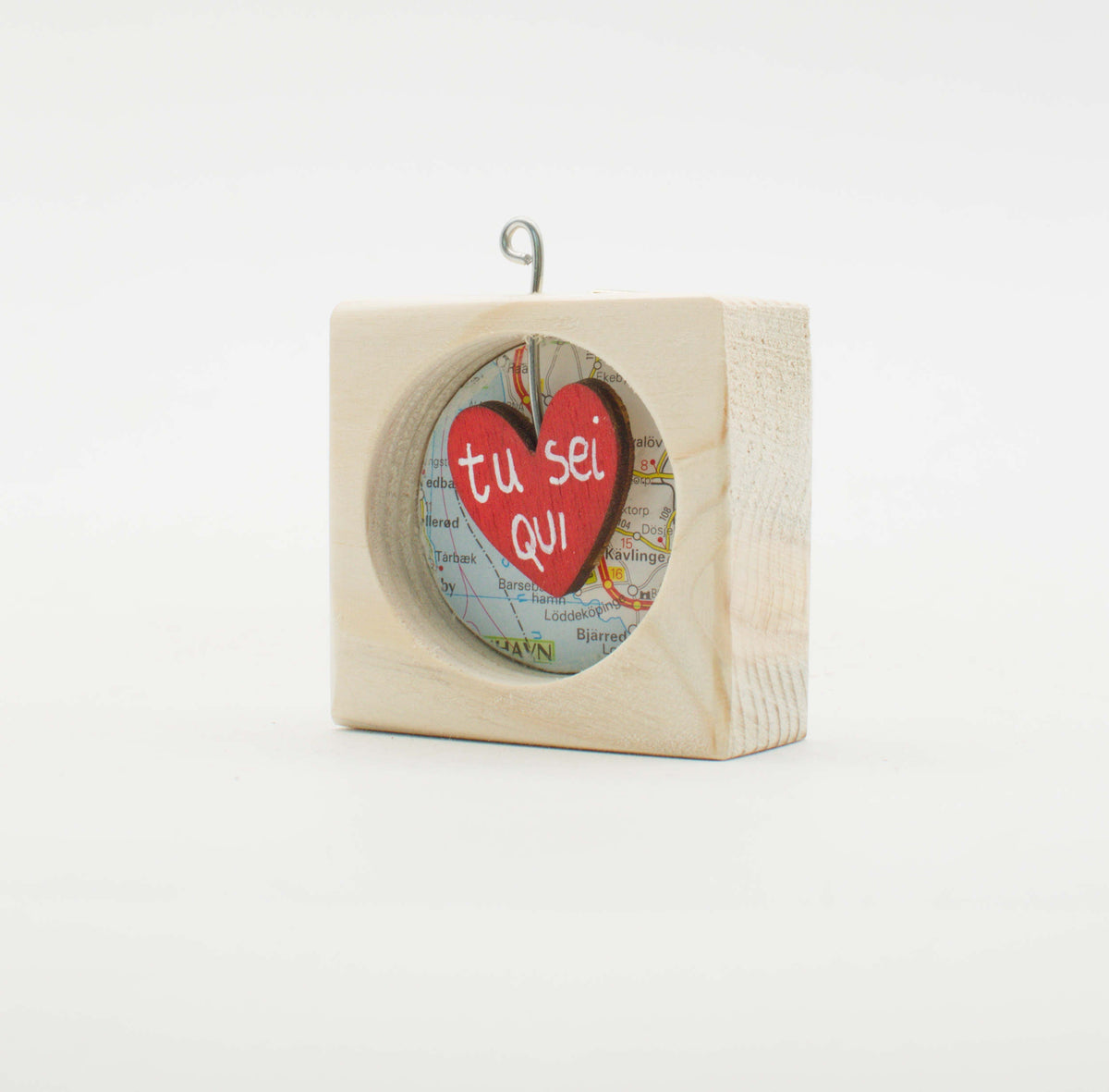 Rustico mini quadro artigianale in legno con cuore rosso e scritta tu sei qui su sfondo mappa in piccoli quadri artigianali