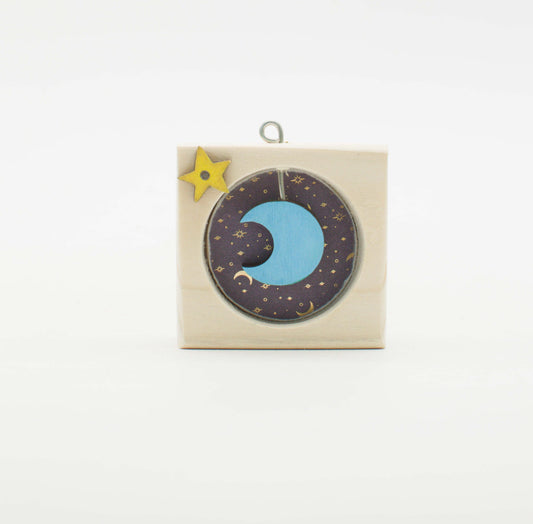 Pendente celestiale in mini quadro artigianale con design viola, stelle dorate e luna su centro azzurro chiaro