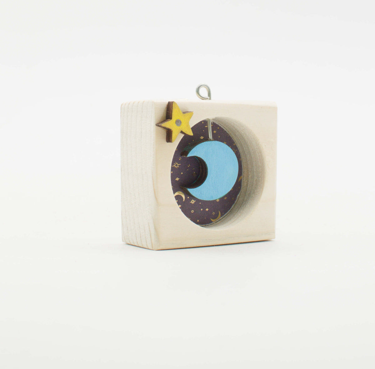 Piccolo quadro artigianale in legno sospeso con luna celeste e stella gialla decorativa dorata