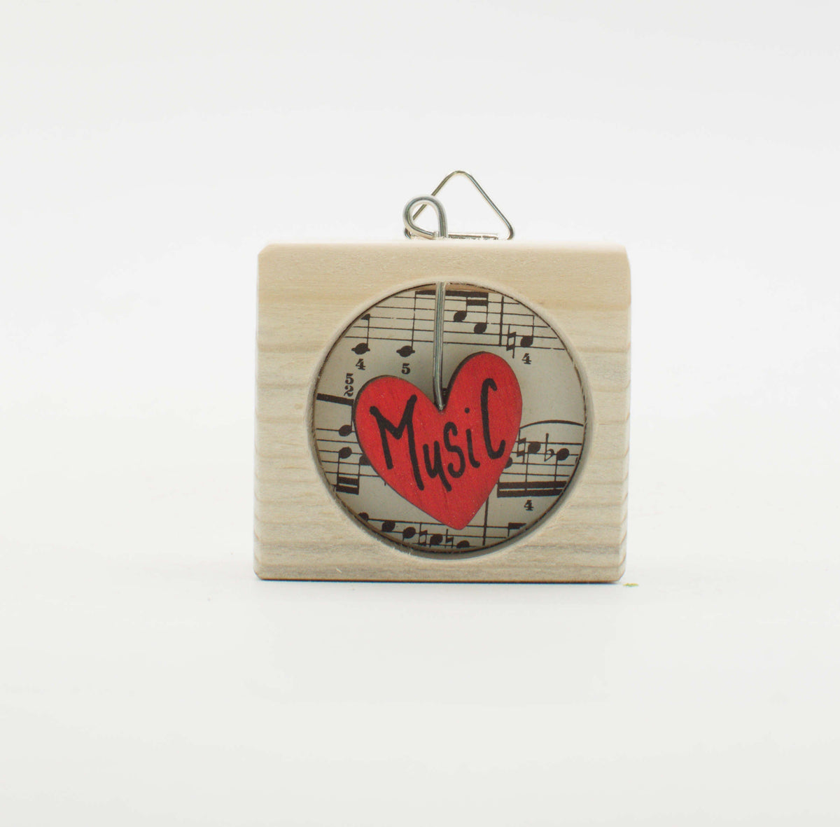 Piccolo quadro artigianale in legno a forma quadrata con note musicali nere e cuore rosso con scritta music