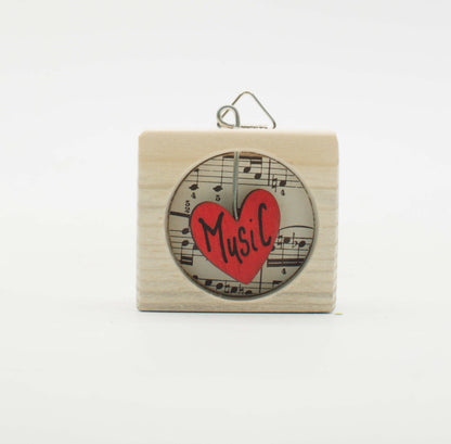 Piccolo quadro artigianale in legno a forma quadrata con note musicali nere e cuore rosso con scritta music