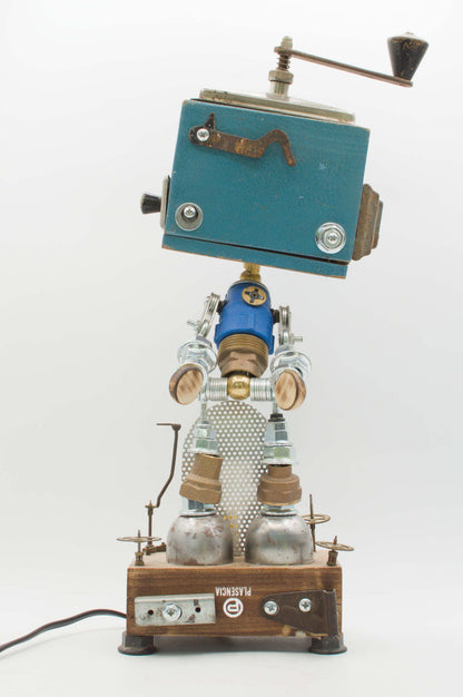 Lampada Robot Blender in Metallo Riciclato – Fatta a Mano
