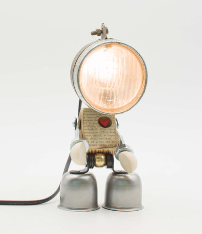 Lampada Robot Rusty in Metallo Riciclato – Fatta a Mano
