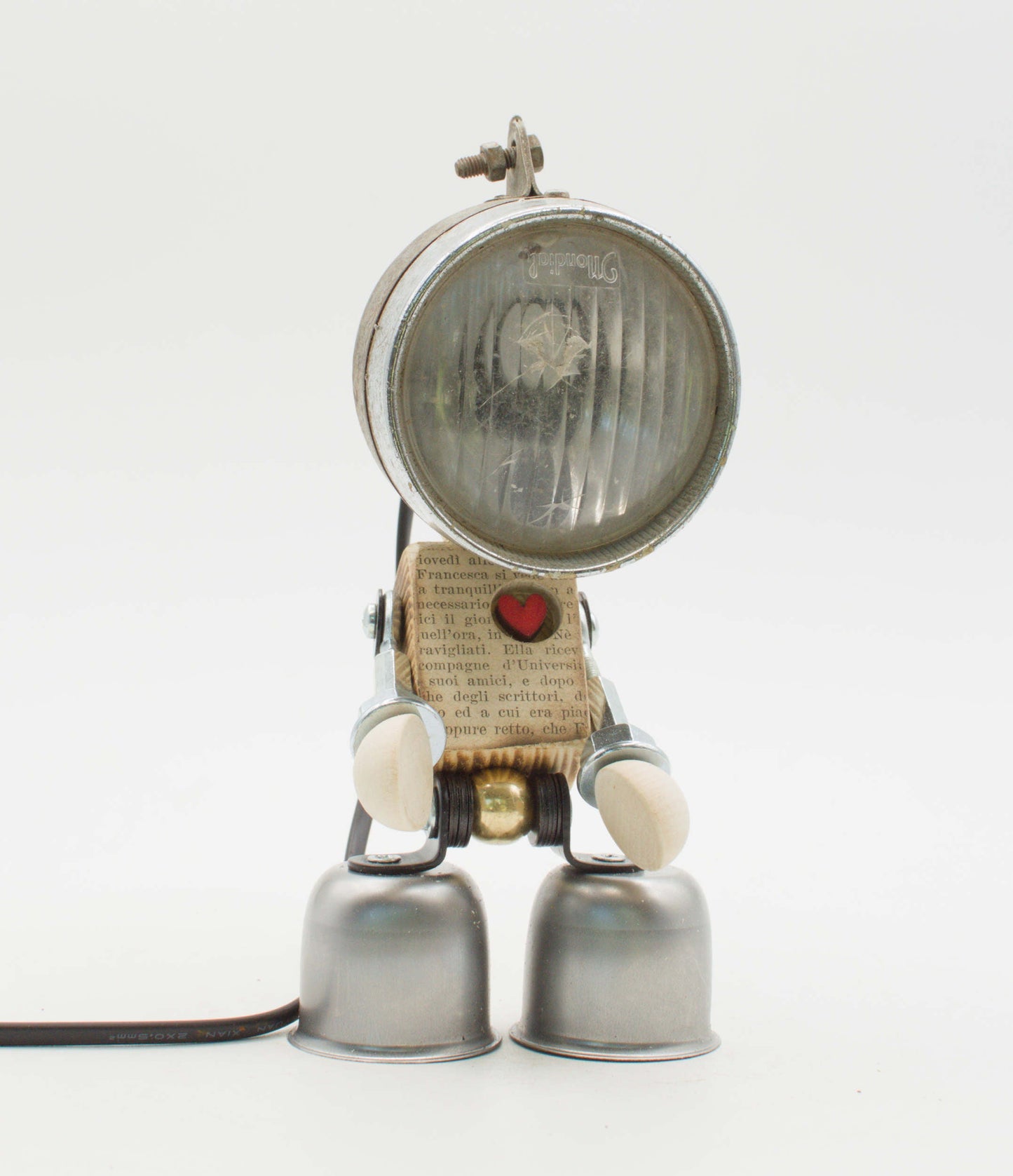 Lampada Robot Rusty in Metallo Riciclato – Fatta a Mano