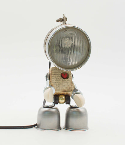 Lampada Robot Rusty in Metallo Riciclato – Fatta a Mano