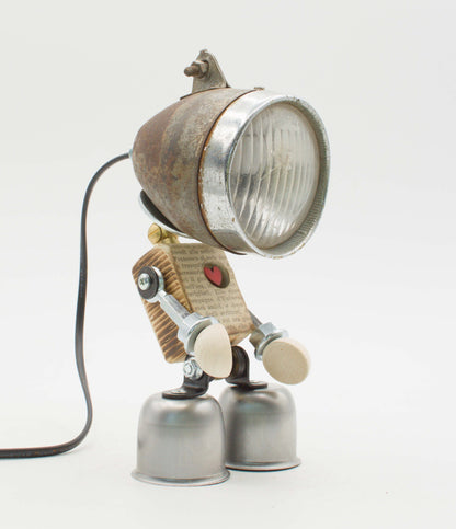 Lampada Robot Rusty in Metallo Riciclato – Fatta a Mano