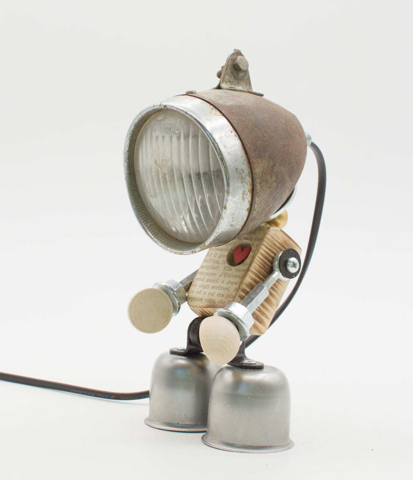 Lampada Robot Rusty in Metallo Riciclato – Fatta a Mano