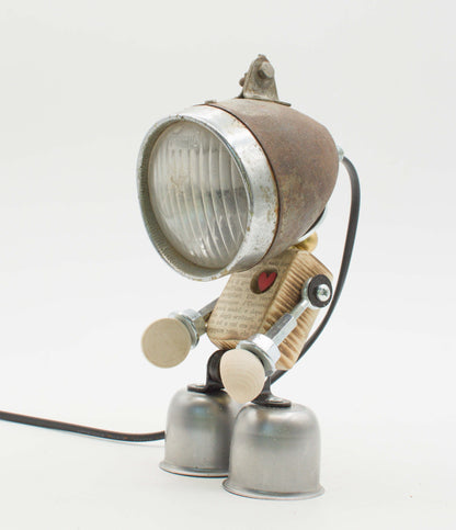 Lampada Robot Rusty in Metallo Riciclato – Fatta a Mano