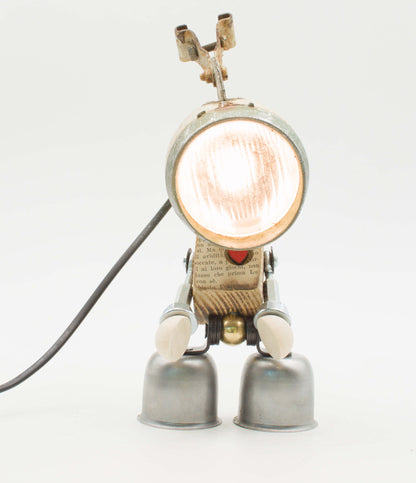 Lampada Robot Wisp in Metallo Riciclato – Fatta a Mano
