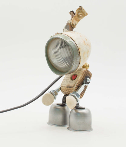 Lampada Robot Wisp in Metallo Riciclato – Fatta a Mano