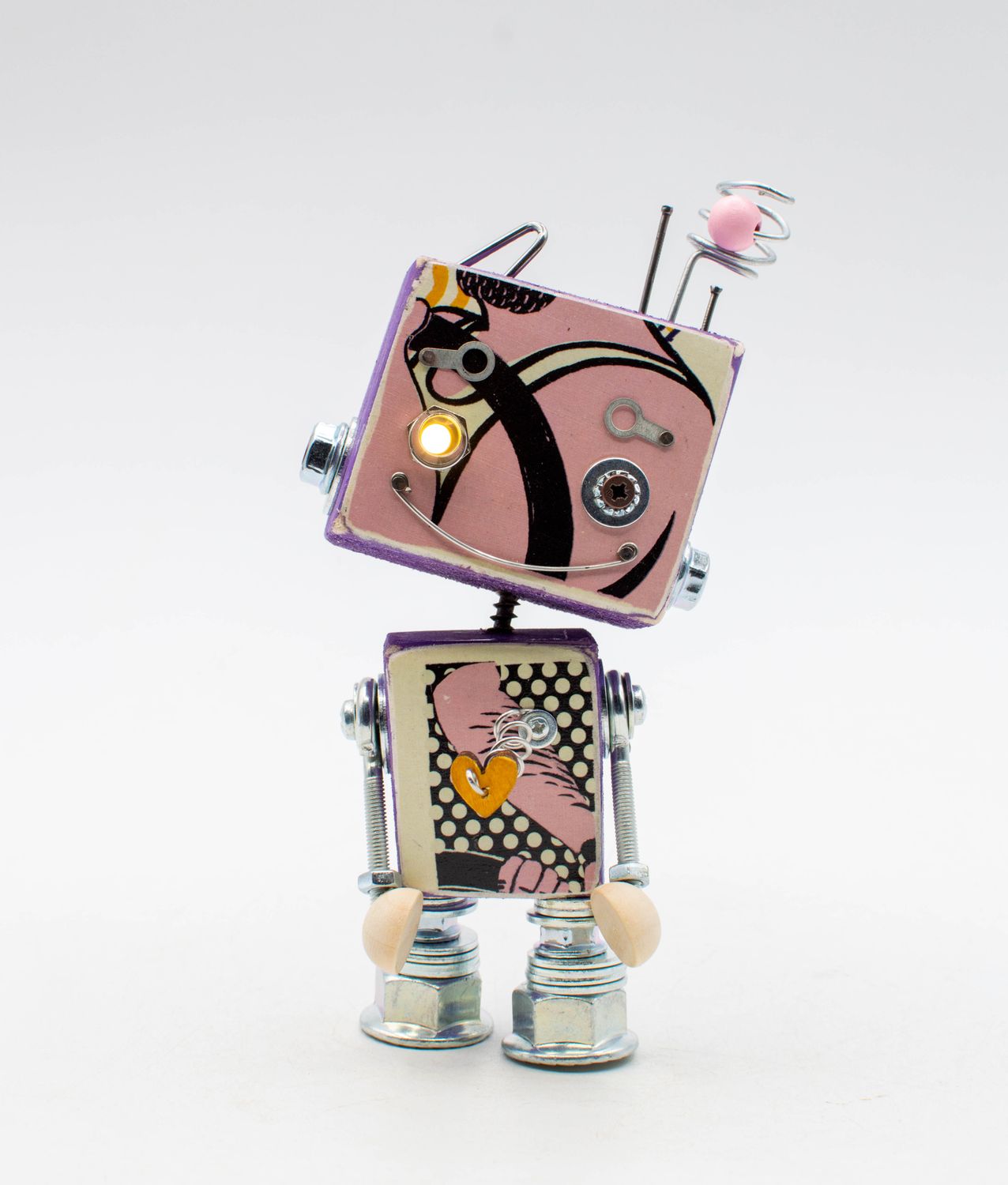 Robot giocattolo stile retrò rosa e nero con testa quadrata e occhi gialli lampeggiante lampada di legno a batteria fatta a mano