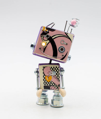Robot giocattolo stile retrò rosa e nero con testa quadrata e occhi gialli lampeggiante lampada di legno a batteria fatta a mano
