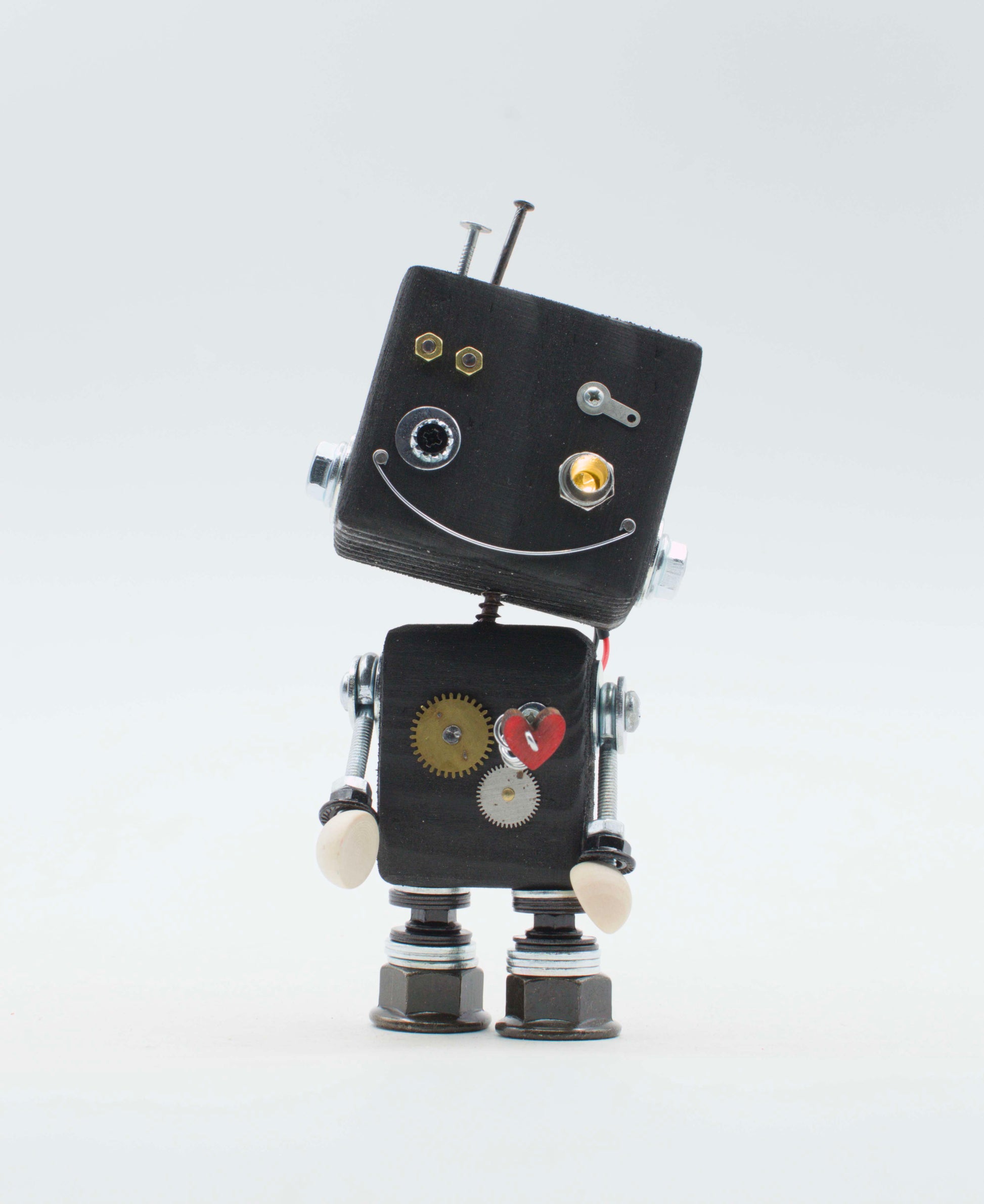 Lampada di legno a batteria stile robot modello robot con testa quadrata nera ingranaggi metallici e cuore rosso