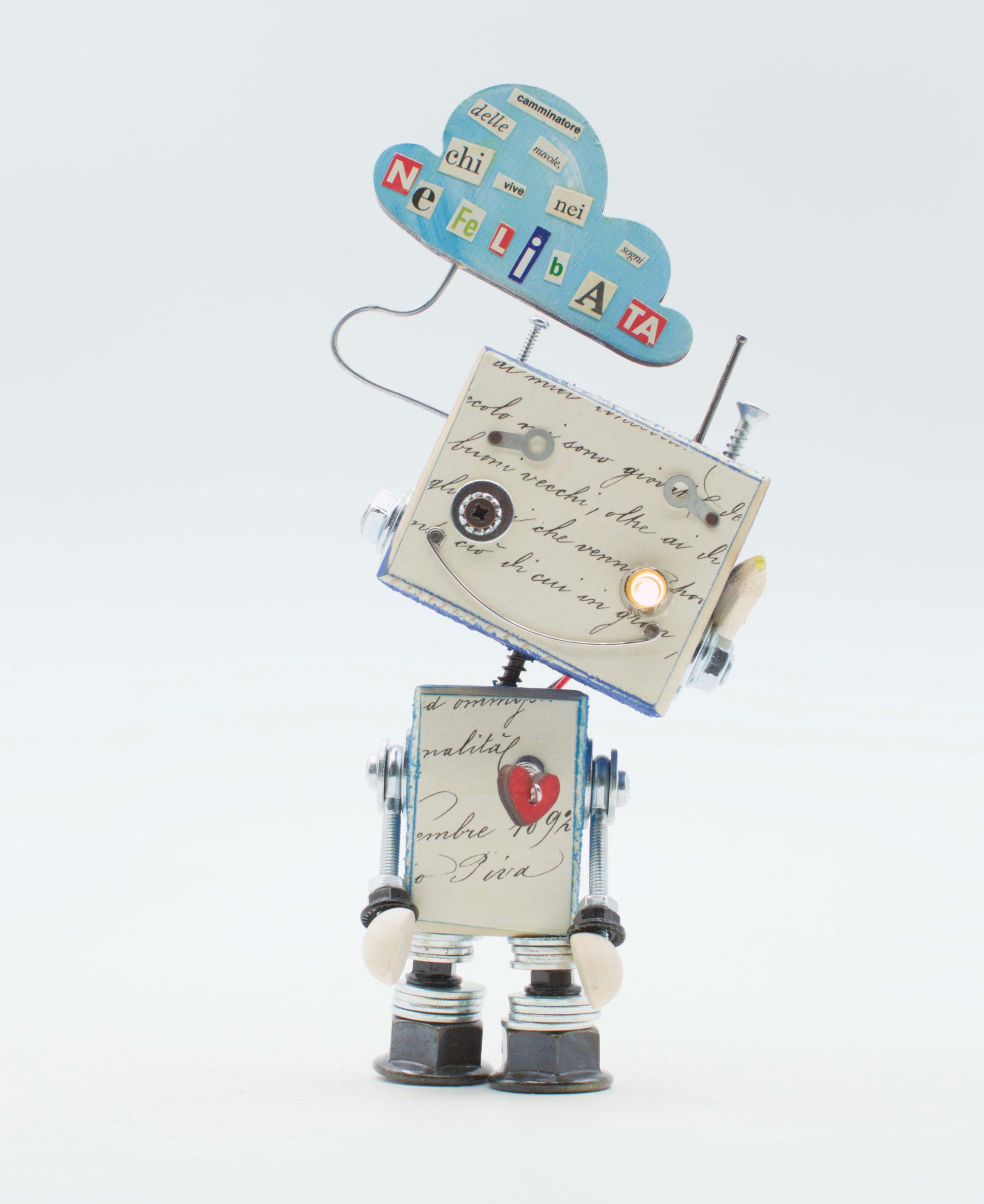 Lampada di legno a batteria modello robot letterino fatto a mano con testa a nuvola blu e pannelli in carta scrapbooking