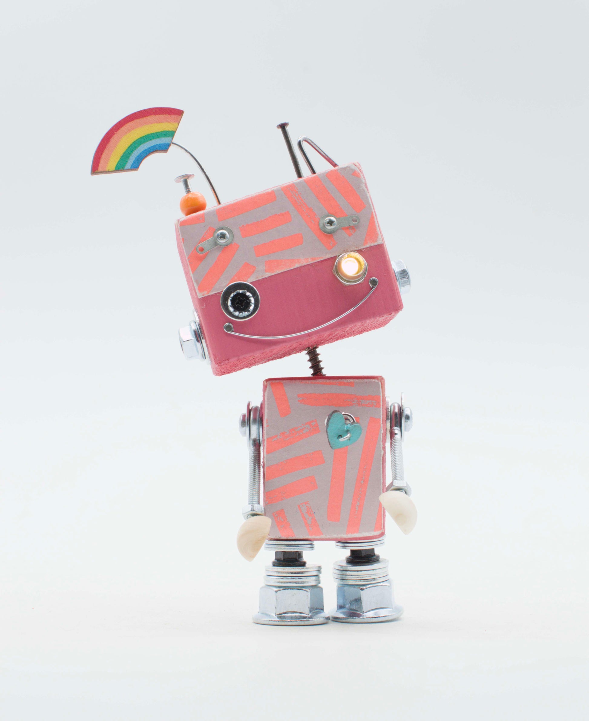 Lampada di legno robot giocattolo a batteria rosa e corallo con giunti metallici e antenna bandiera arcobaleno