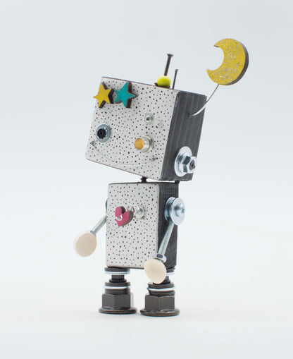 Lampada robot giocattolo luce di cortesia in legno e metallo con stelle colorate e antenna luna glitterata fatta a mano