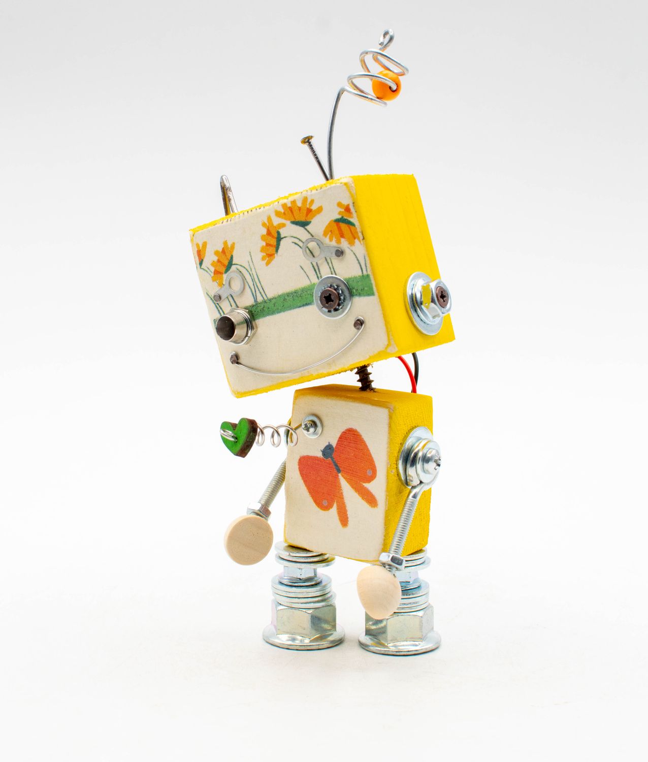 Lampada robot giocattolo luce di cortesia gialla e crema in legno e metallo decorata con fiori e farfalle fatta a mano