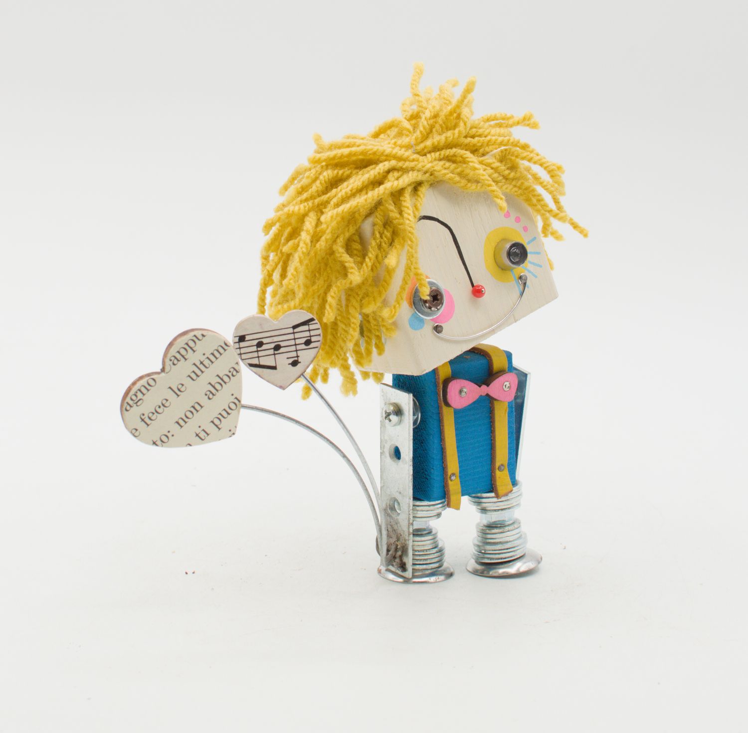 Lampada robot clown fatta a mano in legno con capelli gialli di lana e occhi mobili colorati su gambe a molla