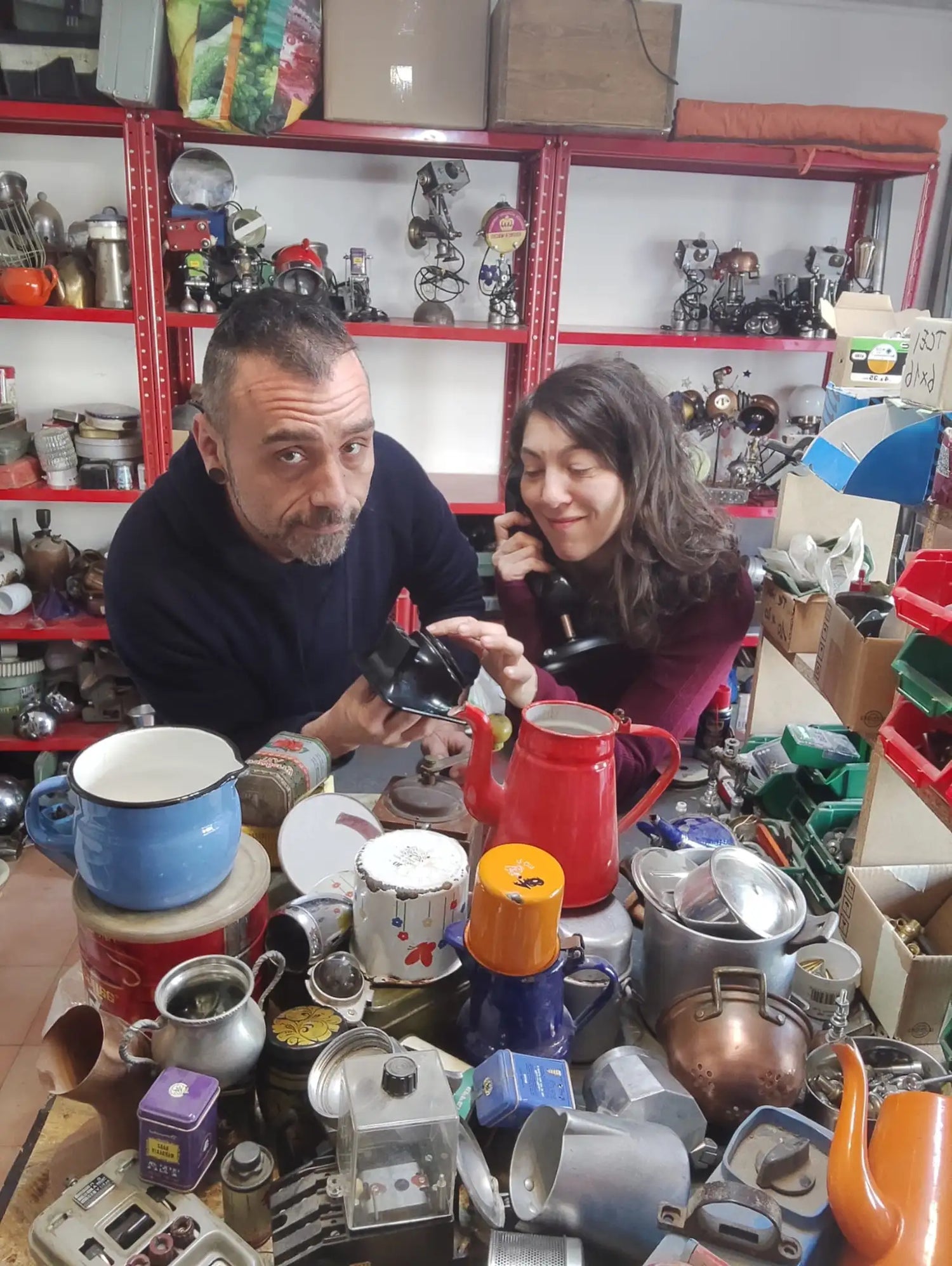 Macinino per caffè in metallo nero con base circolare e manico