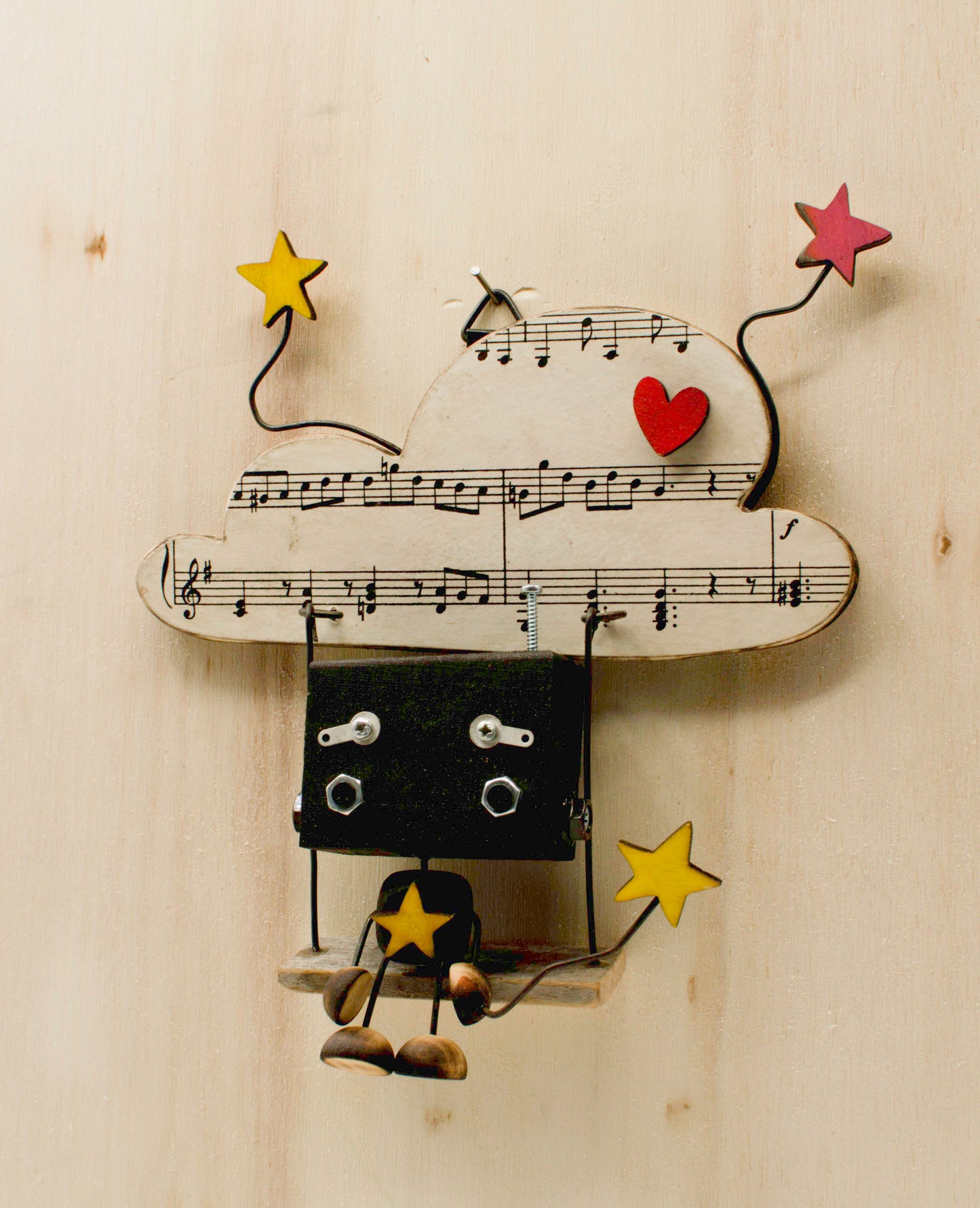 Minibot da appendere scultura robot fatto a mano a forma di nuvola con note musicali cuore rosso e stelle gialle