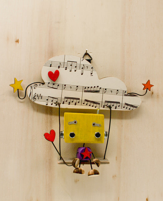 Minibot da appendere scultura robot fatto a mano con testa gialla, corpo viola a forma di stella e cappello di carta musicale