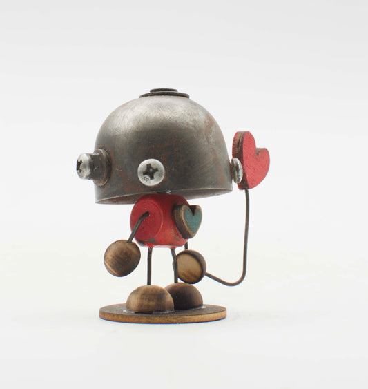 Minibot scultura robot fatto a mano con testa a cupola metallica torso rosso con cuori e piedi in legno sfera