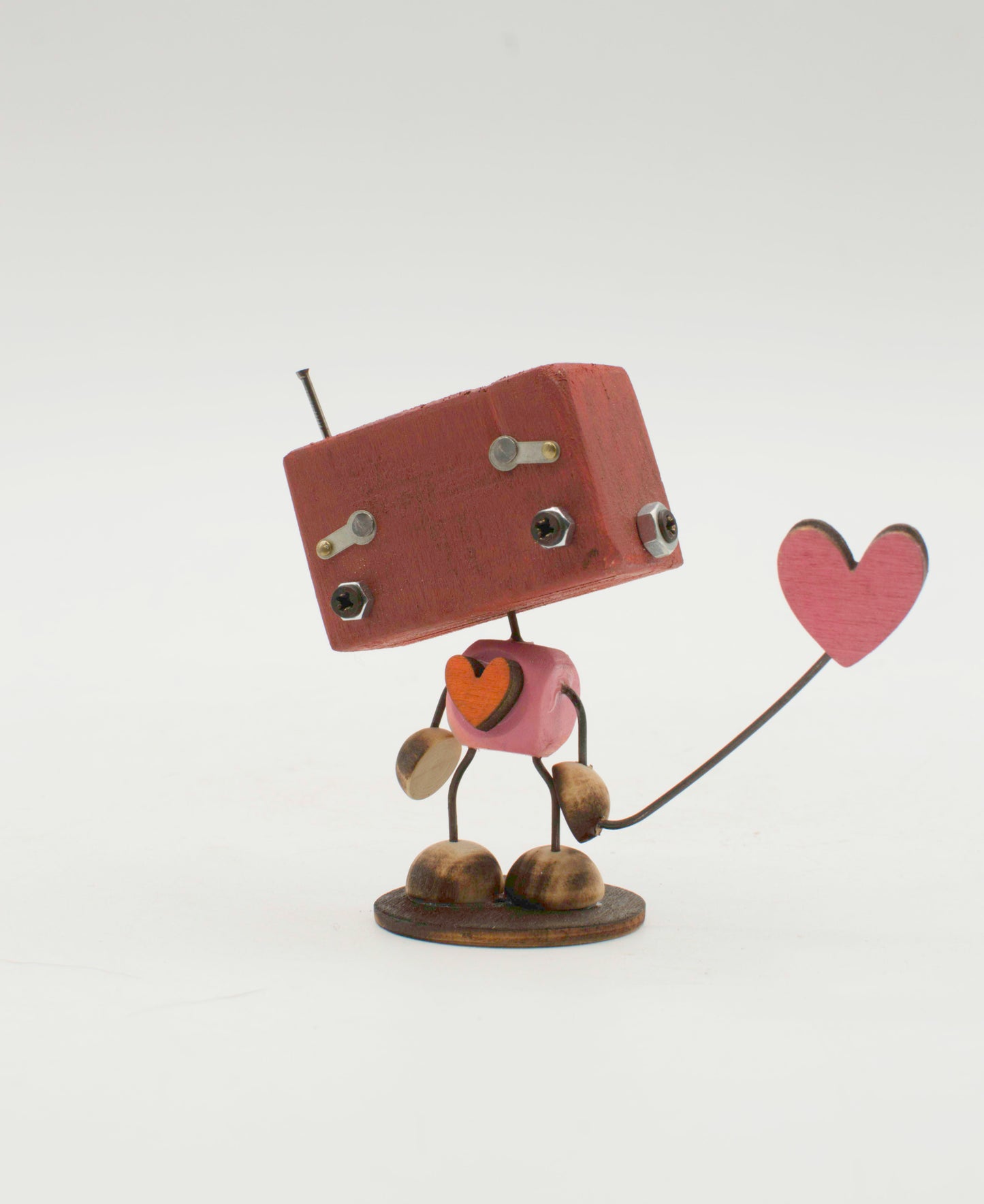Minibot scultura robot fatto a mano in legno marrone con testa quadrata e cuore rosso su filo