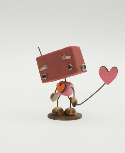 Minibot scultura robot fatto a mano in legno marrone con testa quadrata e cuore rosso su filo