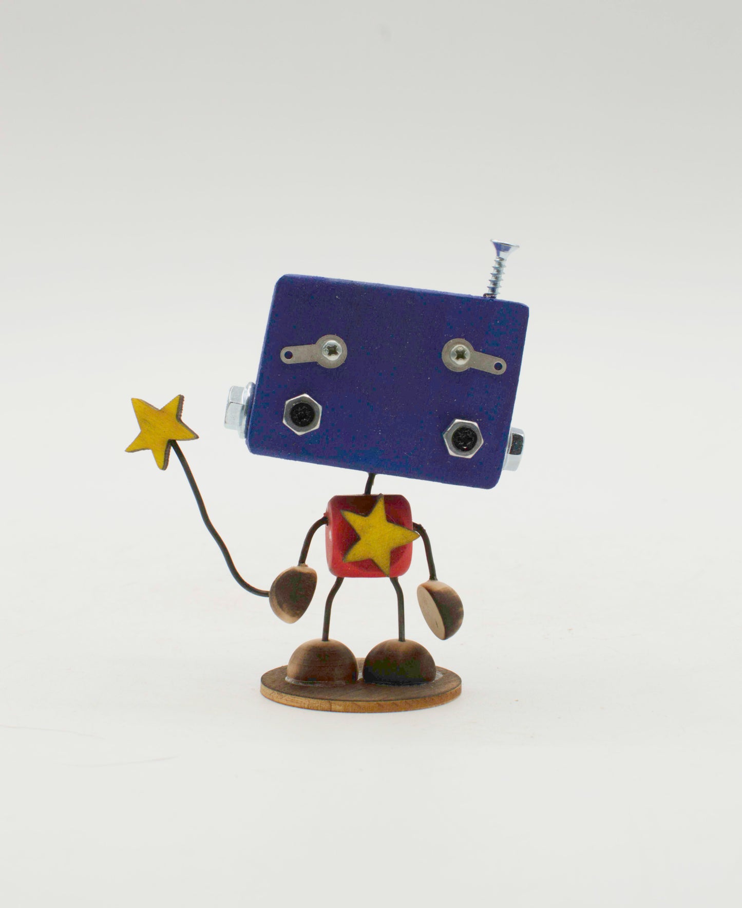 Minibot scultura robot fatto a mano in metallo blu con testa quadrata, torso a stella rossa e bacchetta a stella gialla