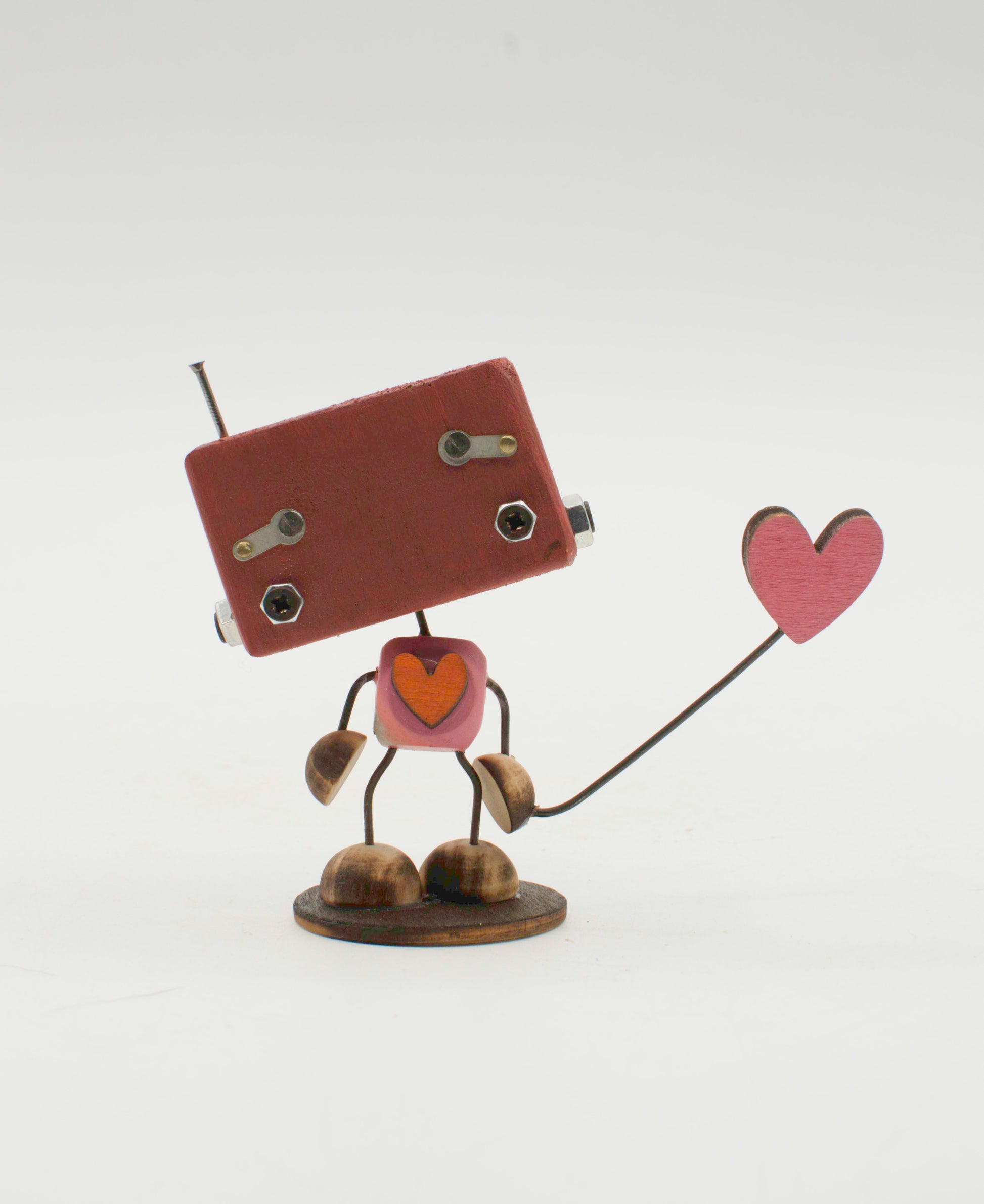 Minibot scultura robot fatto a mano marrone in metallo con testa quadrata cuore sul petto e braccia di filo che tengono cuore rosso