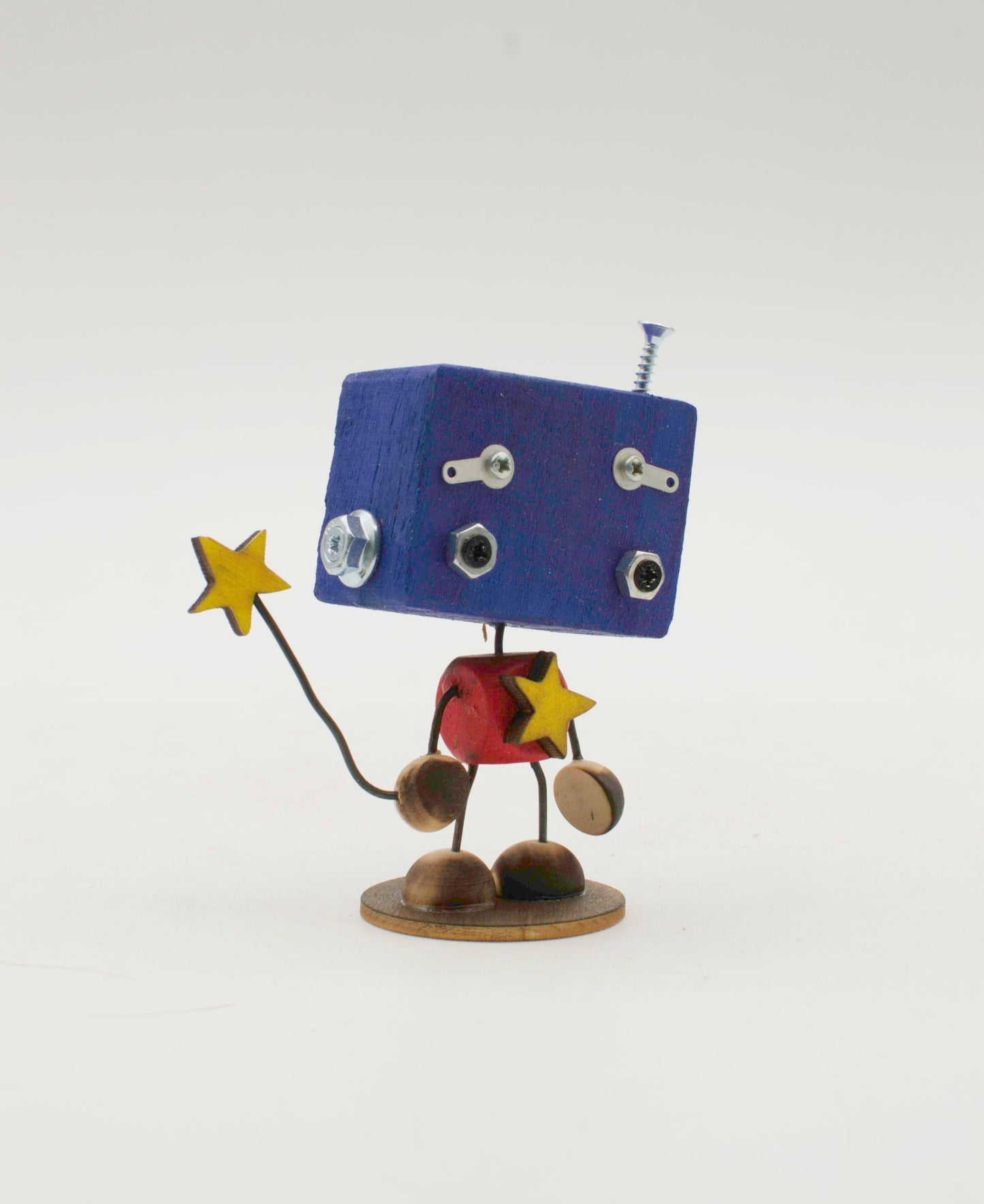 Minibot scultura robot fatto a mano in metallo blu e rosso con testa quadrata e dettagli a stella e viti