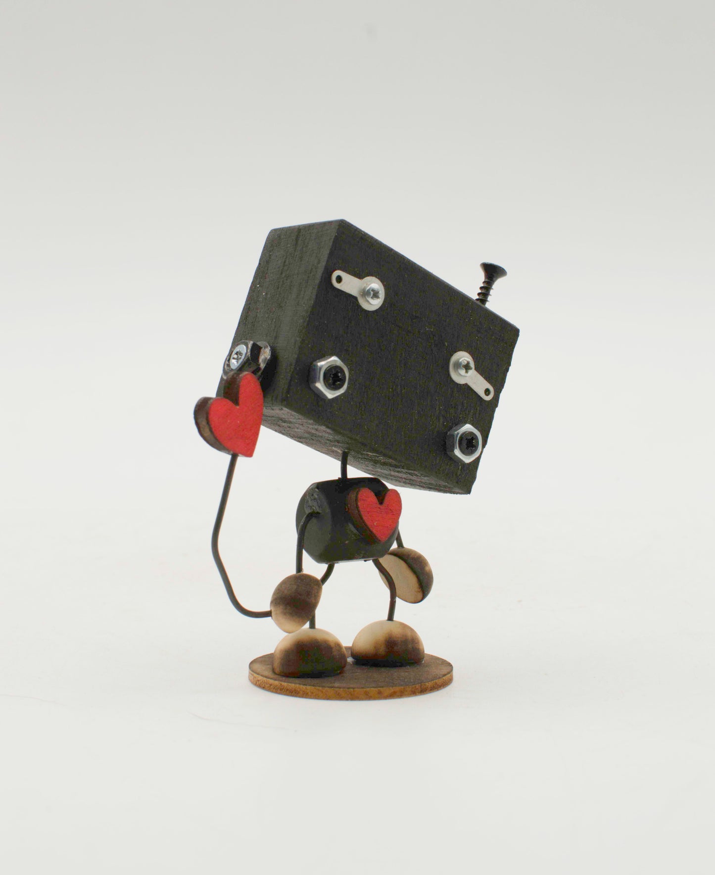 Scultura robot minibot nero a forma di cubo con dettagli metallici e accenti a forma di cuore rosso fatta a mano