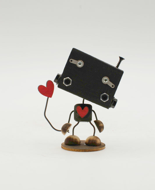 Scultura minibot robot fatto a mano in metallo nero con dettagli a forma di cuore rosso e viti decorativi