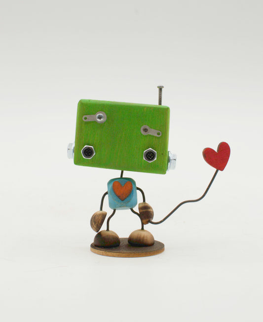 Minibot scultura robot fatto a mano in metallo verde con testa quadrata occhi esagonali e cuore blu sul torso