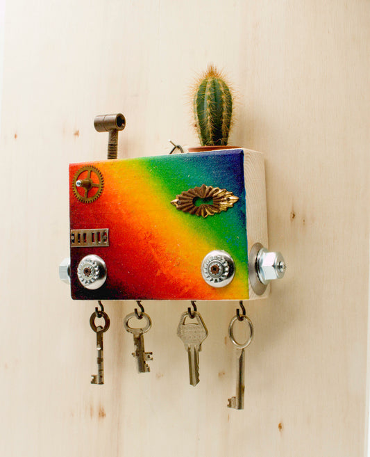 Portachiavi da parete scultura robot fatto a mano con finiture metalliche e cactus su rainbow in legno