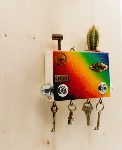 Portachiavi da parete scultura robot fatto a mano in legno dipinto arcobaleno con hardware metallico e piccolo cactus sopra