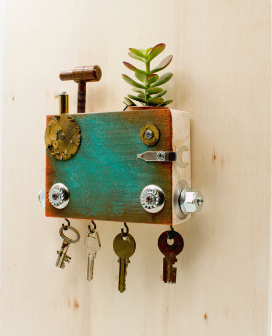 Portachiavi da parete steampunk verde rustico e ottone con scultura robot fatta a mano e pianta succulenta