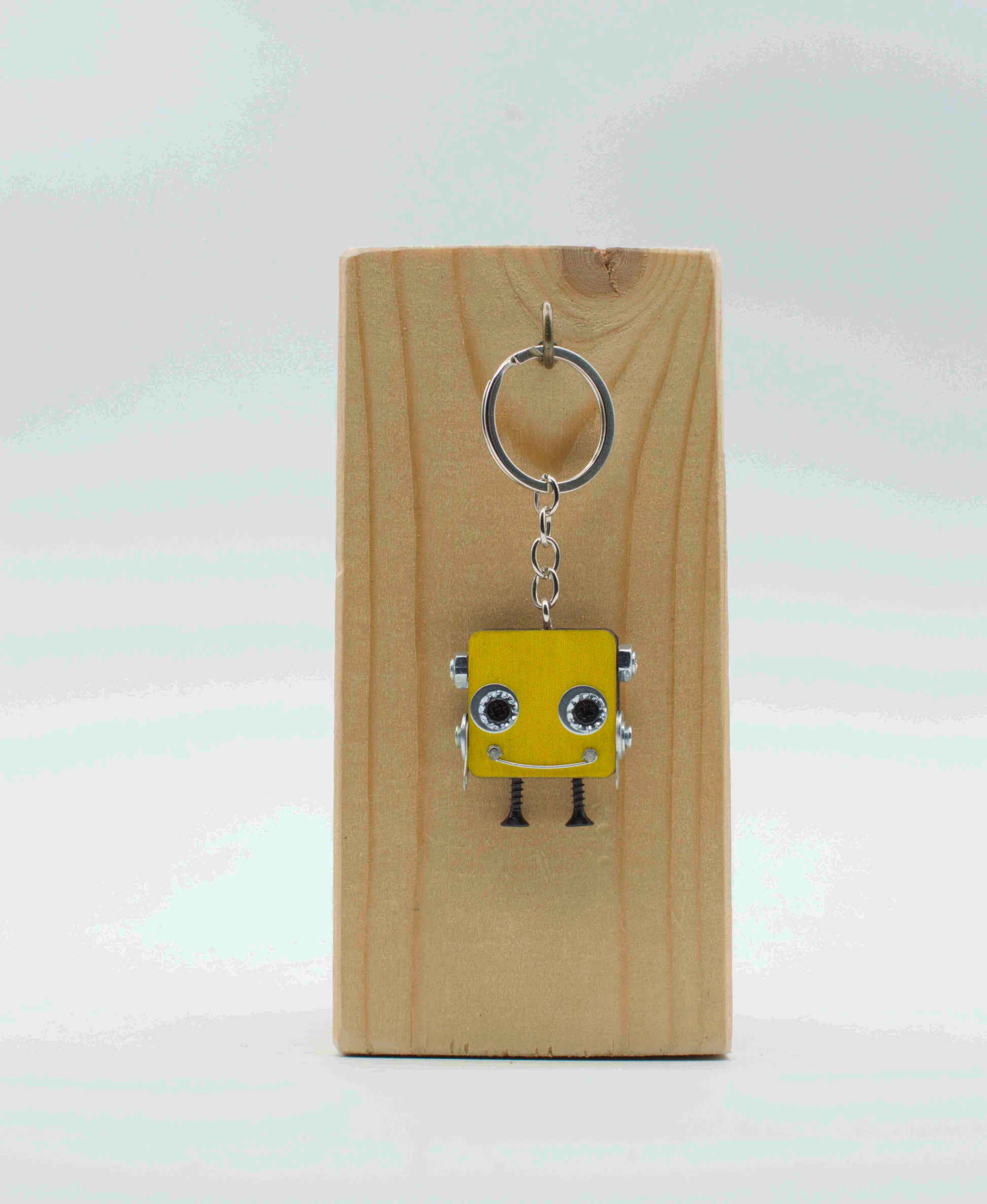 Portachiavi robot quadrato giallo con occhi e gambe argentate e anello metallico per chiavi