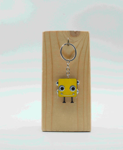 Portachiavi robot quadrato giallo con occhi e gambe argentate e anello metallico per chiavi